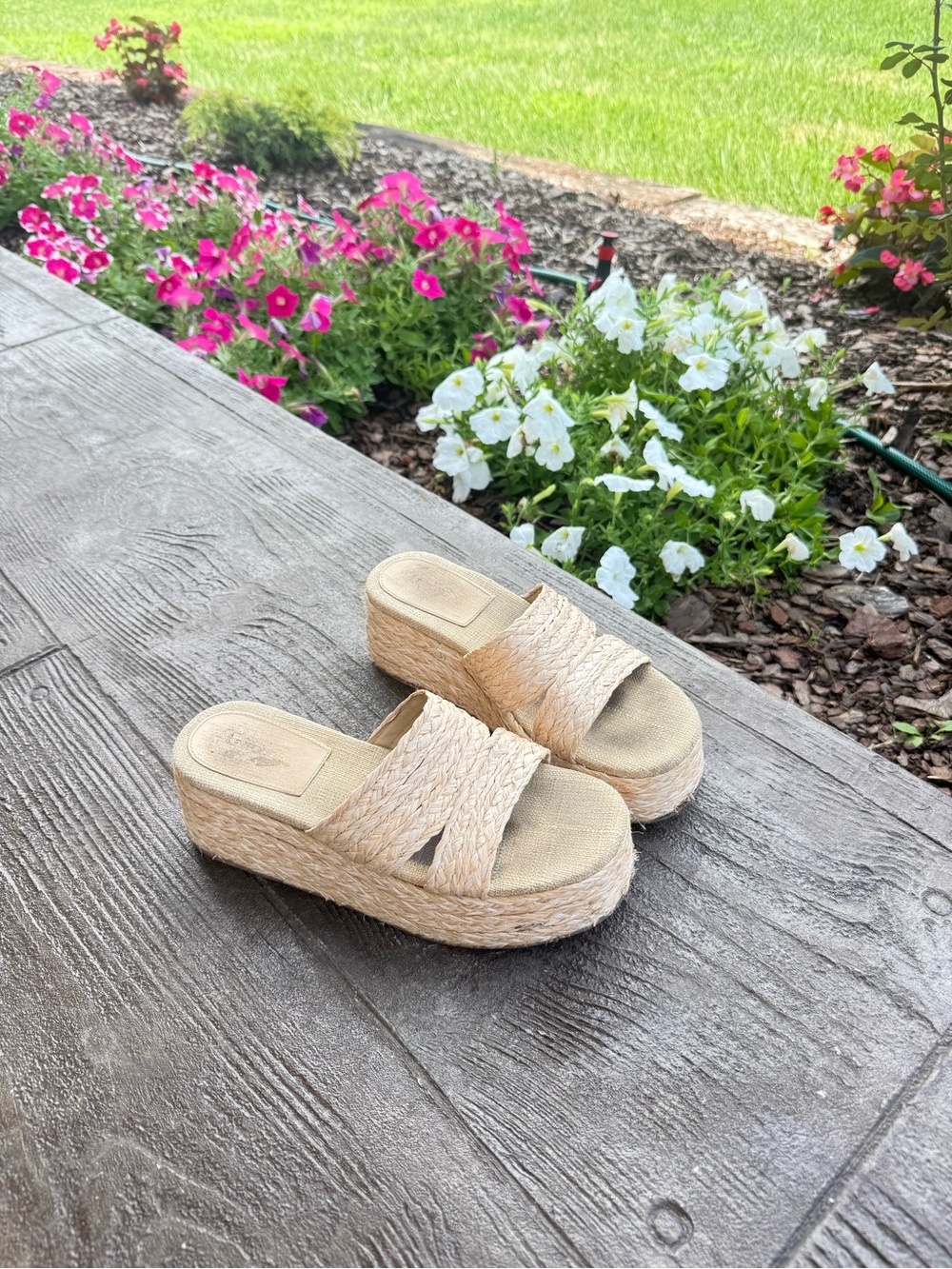 $375 Larroude 8.5 Raffia platform Beige Woven Slide Sandals